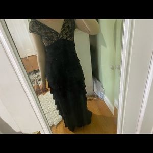 Sleeveless evening gown with lace top